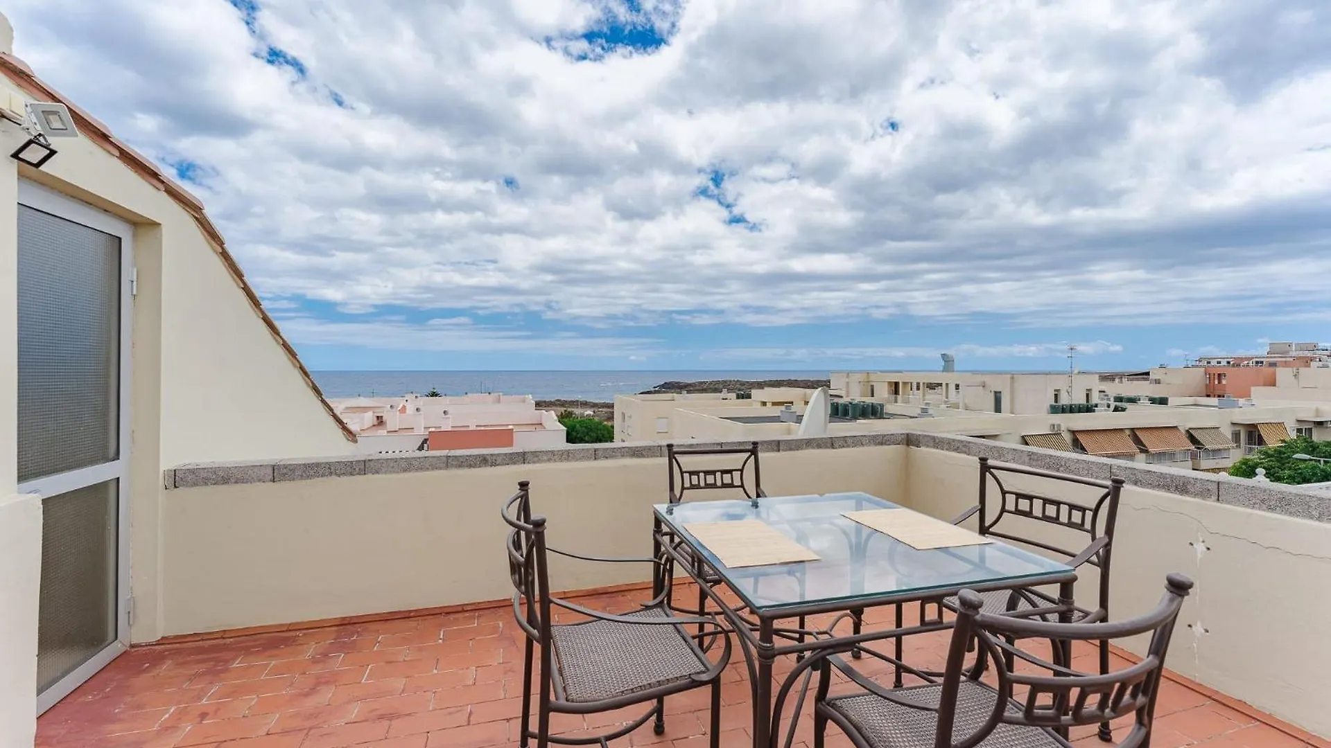 Spacious Apartment With The Private Terrace Arona
